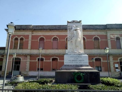 Piazza Dante/Ville e i suoi monumenti: per non dimenticare il sacrificio degli eroi francofontesi