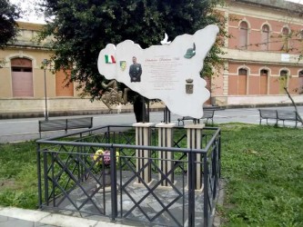 Monumento al caporal maggiore Damiano Ville