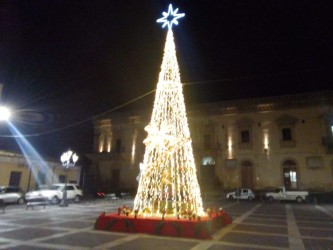 Albero di Natale 2020 in piazza Garibaldi