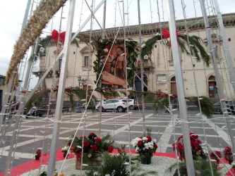 Natale 2020: particolare dell'albero in piazza Garibaldi
